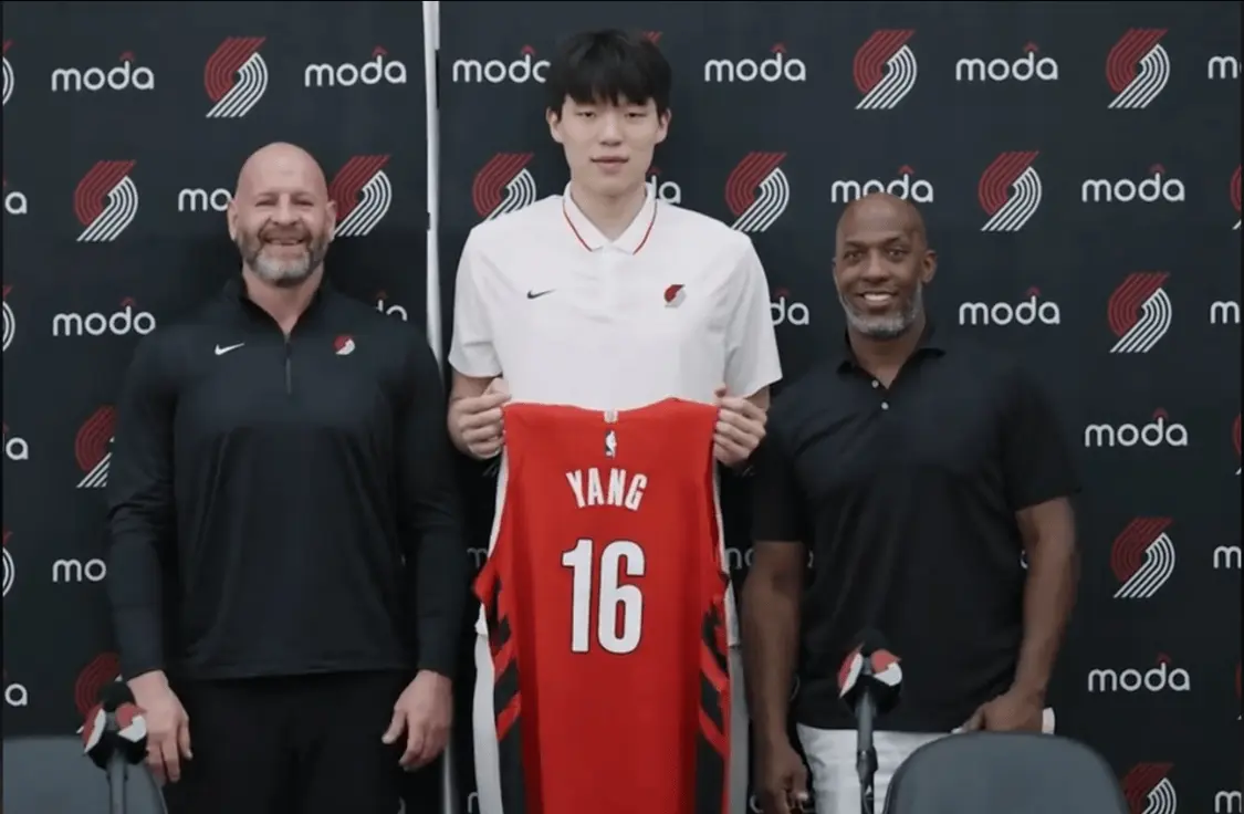 九八策略 杨瀚森太幸运了！培养费不够伙食费，上海却因姚明索要3000万美元